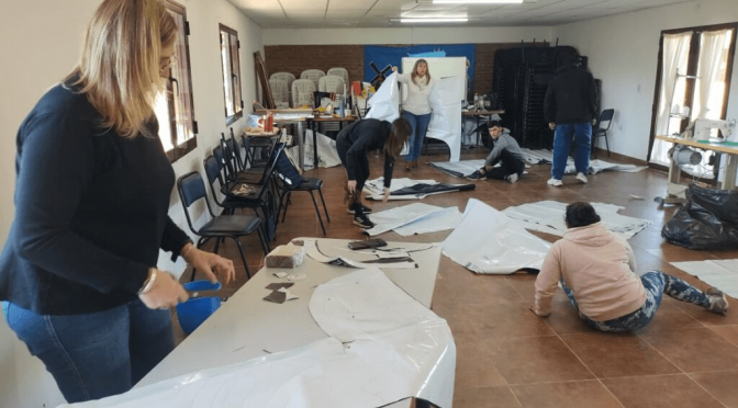 Una escuela que enseña la economía circular: en Landeta, las silobolsas se convierten en delantales