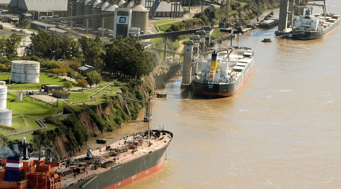 Los barcos hacen fila en el Gran Rosario: la soja argentina, en un mini “boom” exportador