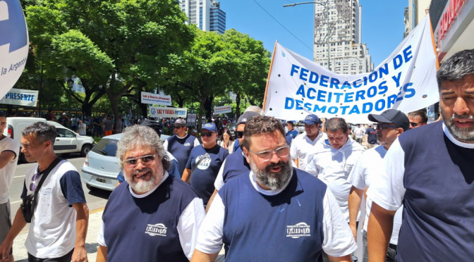“Paro político”: en medio de un aluvión de camiones, el gremio aceitero paraliza los puertos