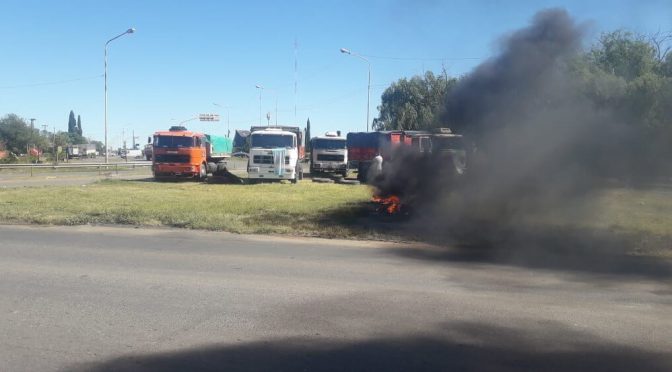 Transportistas cortan rutas en plena cosecha y hay alerta en los agroexportadores
