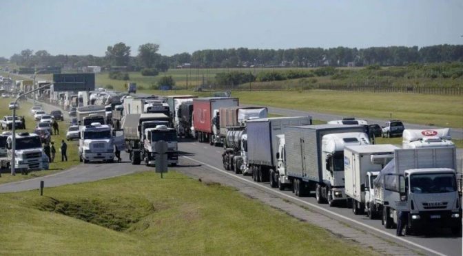 Caos logístico: 11.000 camiones por día llegan a los puertos y “los accesos son una catástrofe”