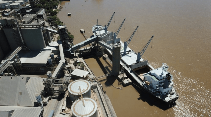 Pérdidas millonarias por el paro en los puertos: 140 buques en espera y cargas desviándose a Brasil y Uruguay